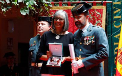 Eva Moleón recibe el reconocimiento de la Guardia Civil por años de colaboración.